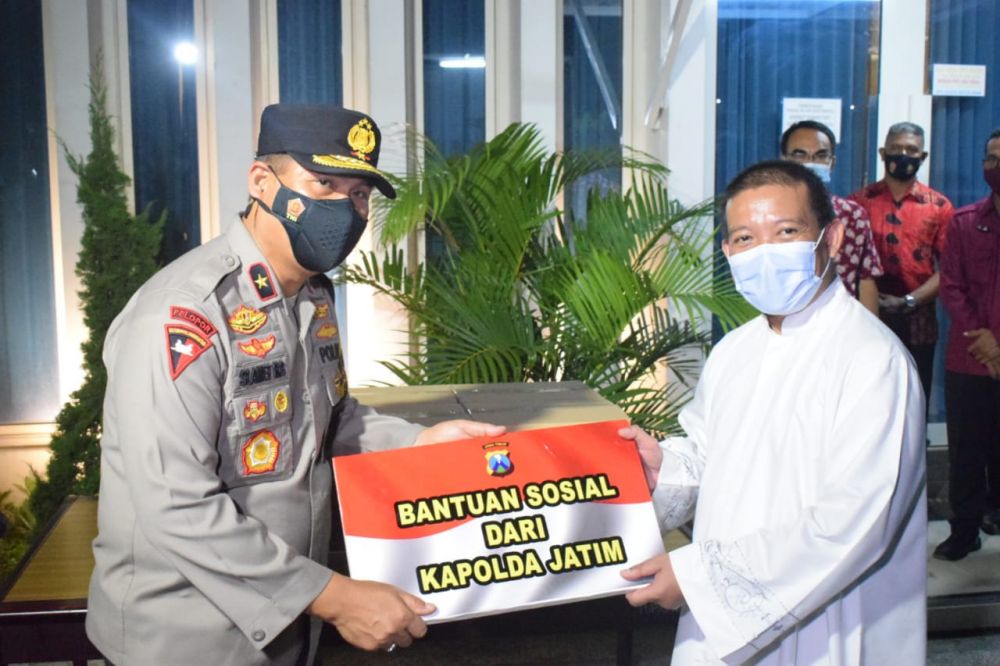 Wakapolda Jatim Brigjen Pol Slamet Hadi Supraptoyo saat memberikan bantuan pada pihak gereja
