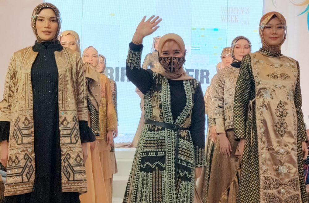Designer Profesional Riris Ghofir saat acara women week di Grand City Mall