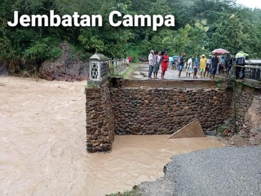 Jembatan Campa yang jebol di terjang banjir bandang