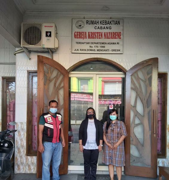 Tempat ibadah Kristen yang di pakai perayaan Paskah di jaga anggota Polres Gresik demi kenyamanan beribadah