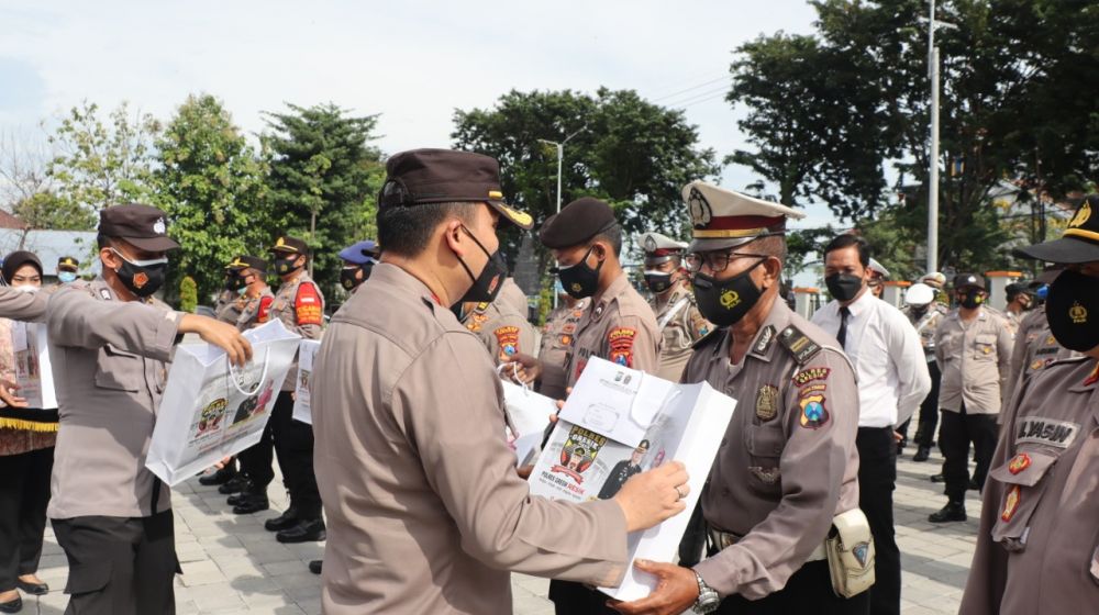 Kapolres Gresik Beri Kado ke 81 Personil