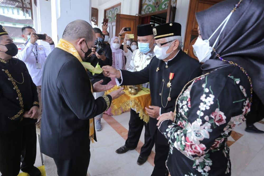 Ketua DPD RI disambut Sultan Kutai Kertanegara Ing Martadinata ke XXl Aji Muhammad Arifin dengan sambutan adat tradisi Kutai