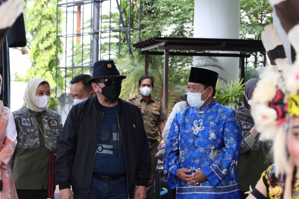 Ketua DPD RI saat tiba di bandara Sepinggan Balikpapan Kalimantan Timur, kunjungan DPD RI ke Kalimantan Timur dalam rangka melakukan pengawasan dan rapat kerja dengan stakeholder setempat terkait rencana pembangunan Ibukota Negara