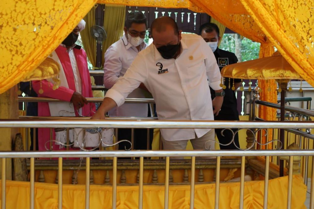 Ketua DPD RI berziarah di makam Raja Mahkota Islam dan Aji di langgar Kutai Lama, Kutai Kartanegara Kaltim, bersama beberapa senator