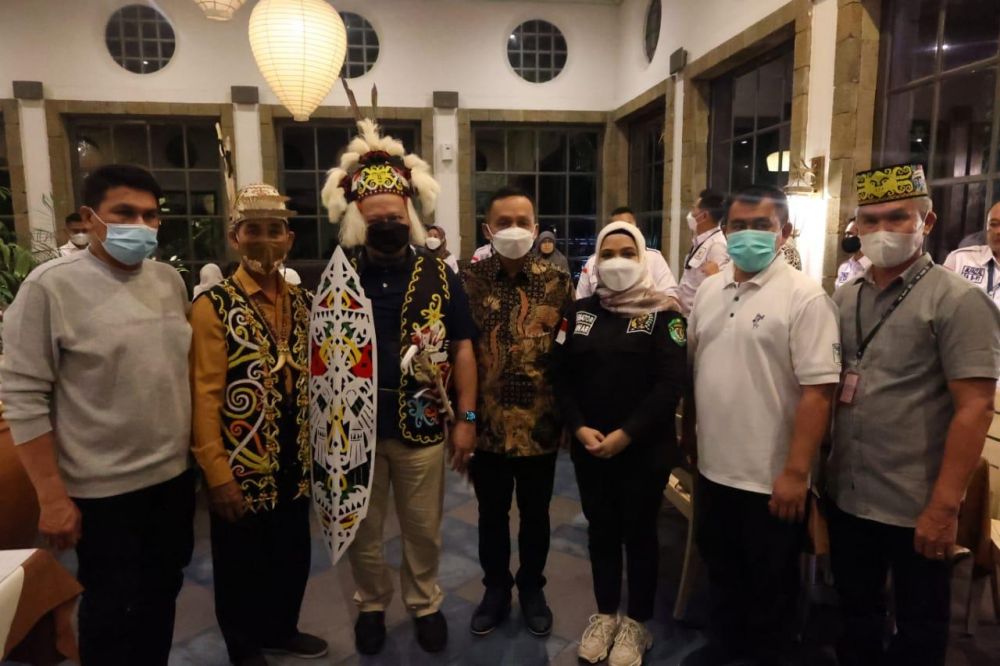 Ketua DPD RI AA LaNyalla Mahmud Mattalitti diberi cinderamata berupa pakaian adat Dayak Kaltim