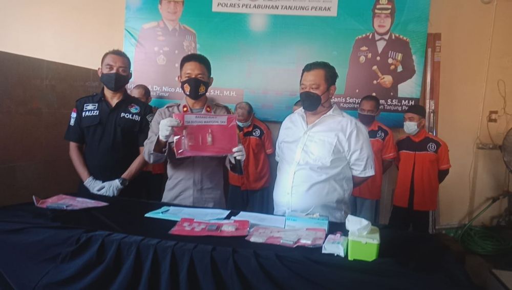 Wakapolres Pelabuhan Tanjung Perak Kompol Anggi di dampingi Kasat Narkoba Jumbo menunjukkan barang bukti yang diamankan