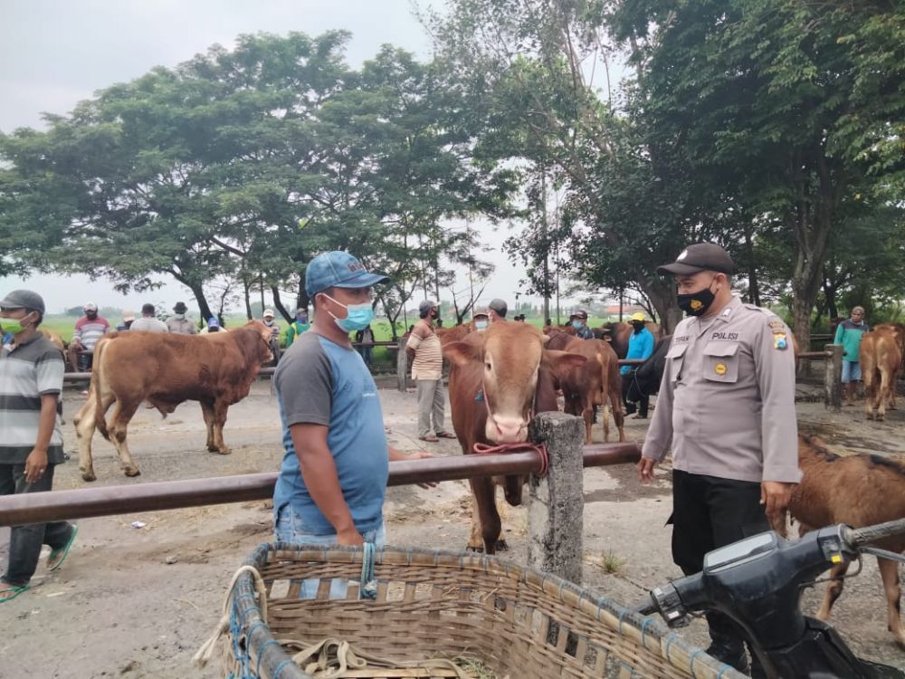 Anggota Polsek Balongpanggang saat melakukan himbauan ke pasar hewan