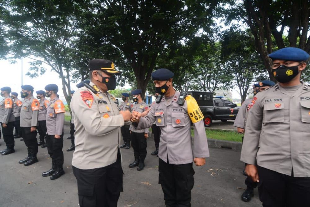 Anggota Satbrimob Polda Jatim siap di berangkatkan ke Polda NTT dalam rangka membantu korban banjir bandang
