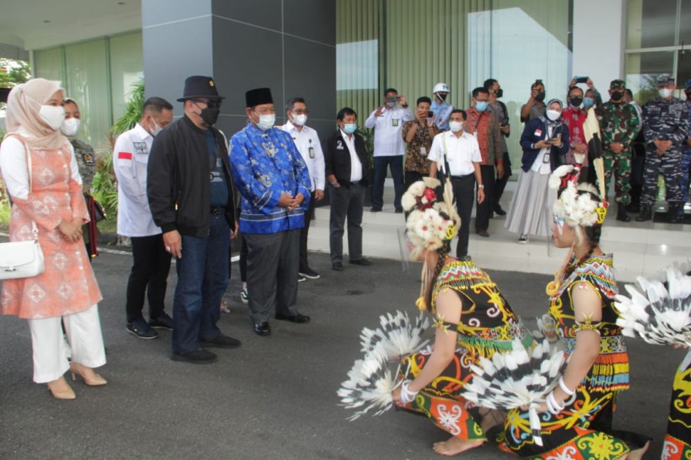 Ketua DPD RI disambut tarian selamat datang di bandara Sultan Aji Muhammad Sulaiman Sepinggan Balikpapan Kalimantan Timur
