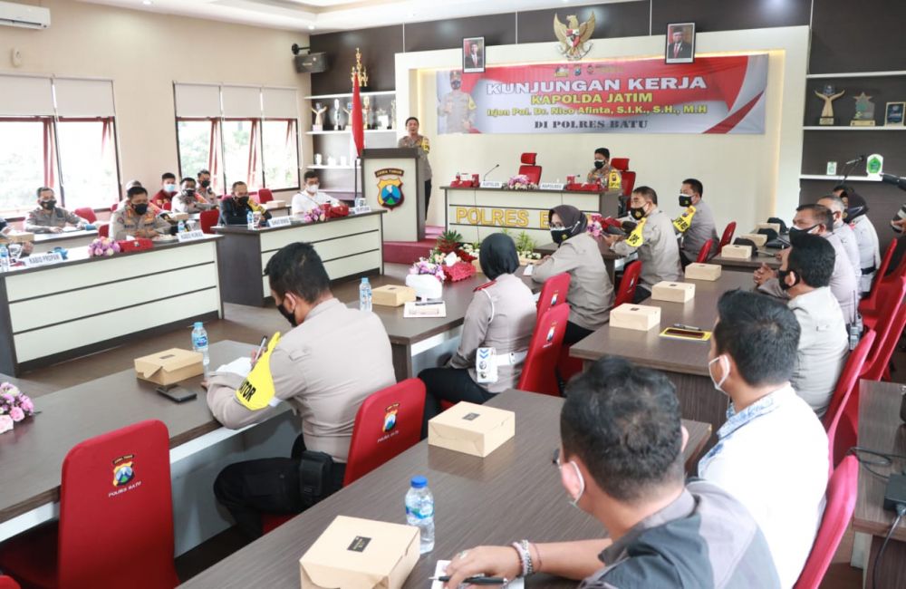Kapolda Jatim Irjen Pol Dr Nico Afinta saat berikan pemaparan pada seluruh PJU Polres Batu dan Kapolsek jajaran Polres Batu