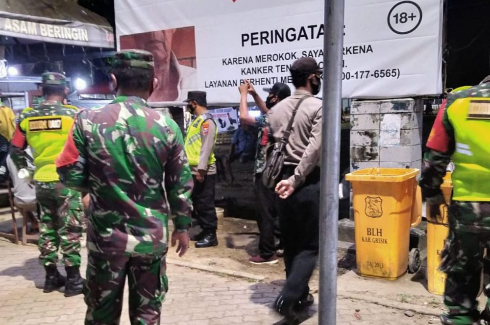 Anggota Polsek Sangkapura bersama TNI menghimbau masyarakat soal disiplin Prokes