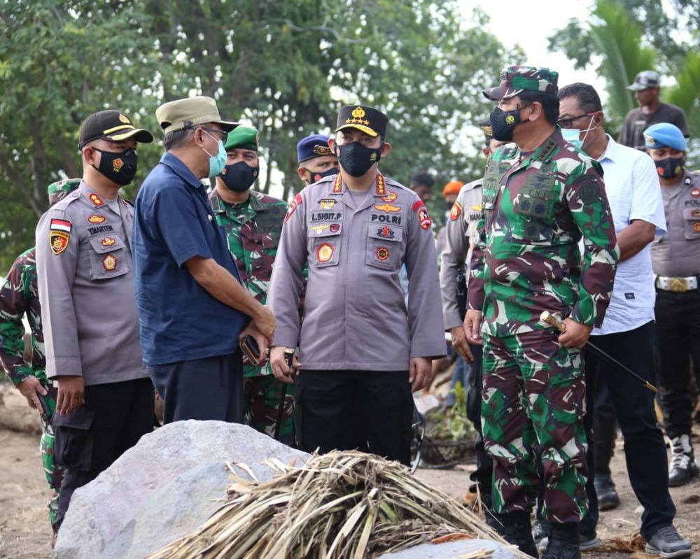 Kapolri dan Panglima saat meninjau lokasi bencana banjir bandang di NTT