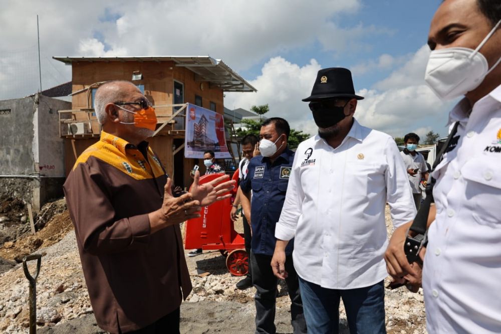 Ketua DPD RI saat berbincang dengan senator asal NTT, Abraham Liyanto di Kupang