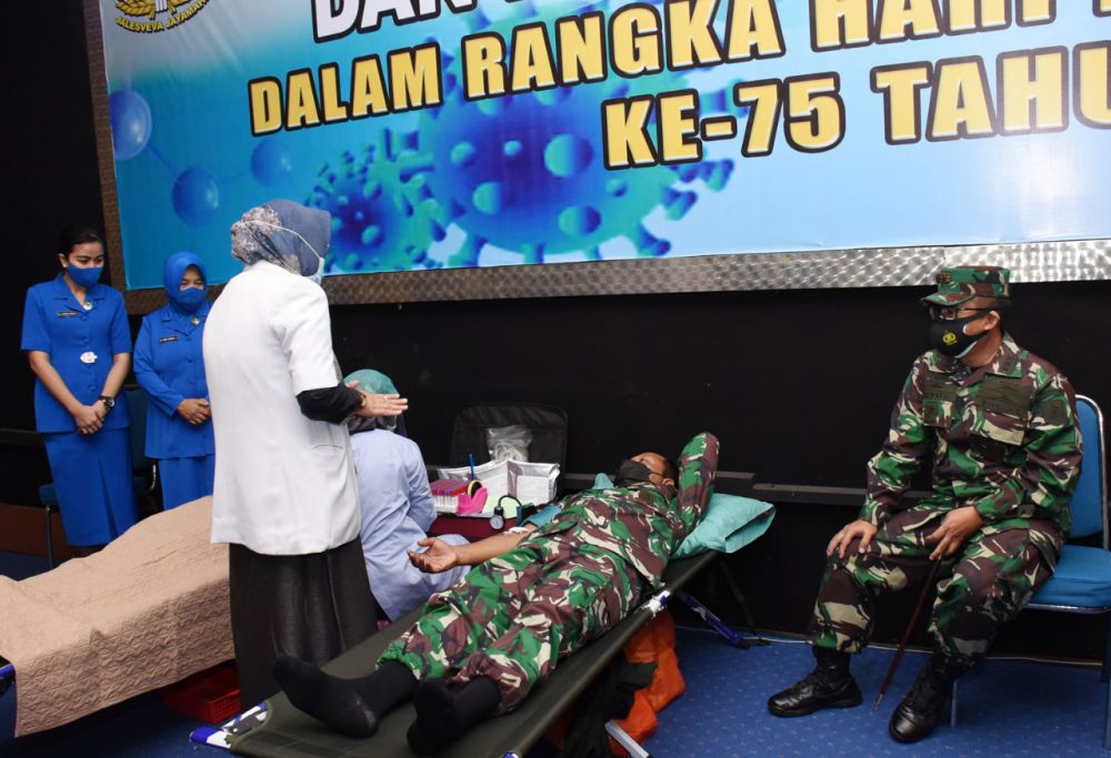 Komandan Kodiklat Laksamana Madya TNI Nurhidayat saat mengikuti acara donor darah