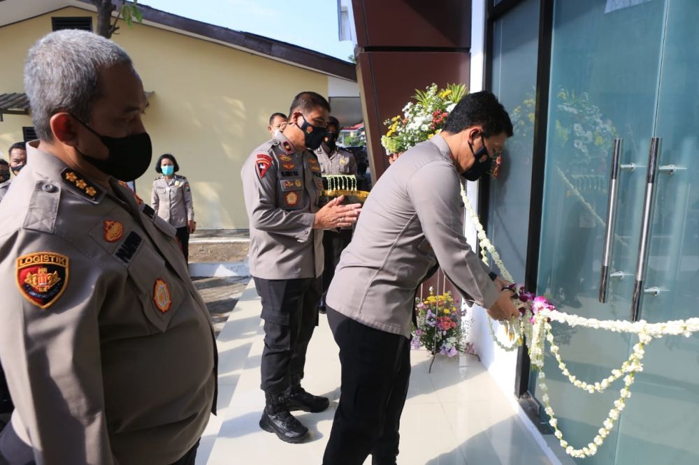 Kapolda Jatim Irjen Pol Dr Nico Afinta saat peresmian gedung olahraga lapangan tenis