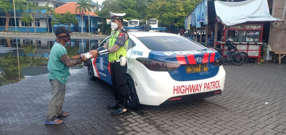 Satlantas Polres Gresik baksos dengan membagikan nasi bungkus, "Tiada Hari Tanpa Berbagi"