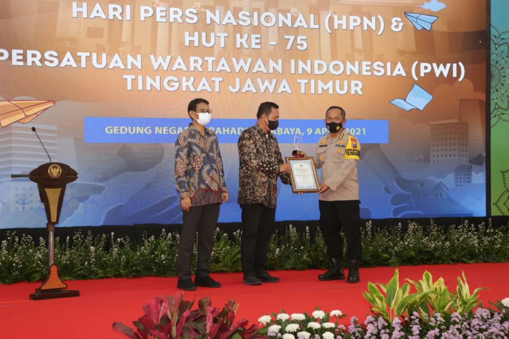 Kapolda Terima PWI Jatim Award