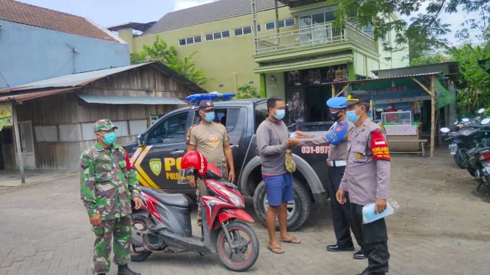 Polsek Wringinanom berbagi masker dan Optimis Gresik zona hijau
