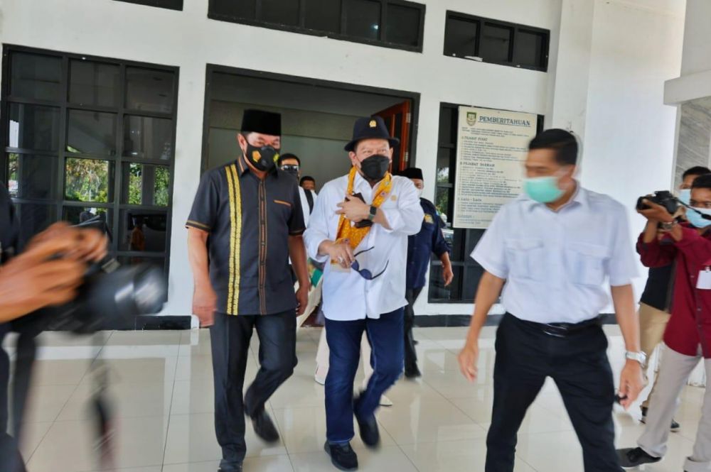 Ketua DPD RI bersama wakil Gubernur Bengkulu di Bandara Fatmawati Soekarno Kota Bengkulu