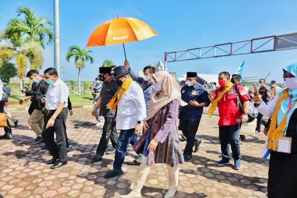 Ketua DPD RI bersama rombongan saat tiba di bandara Fatmawati Soekarno Kota Bengkulu disambut oleh wakil Gubernur Bengkulu Rosjonsyah