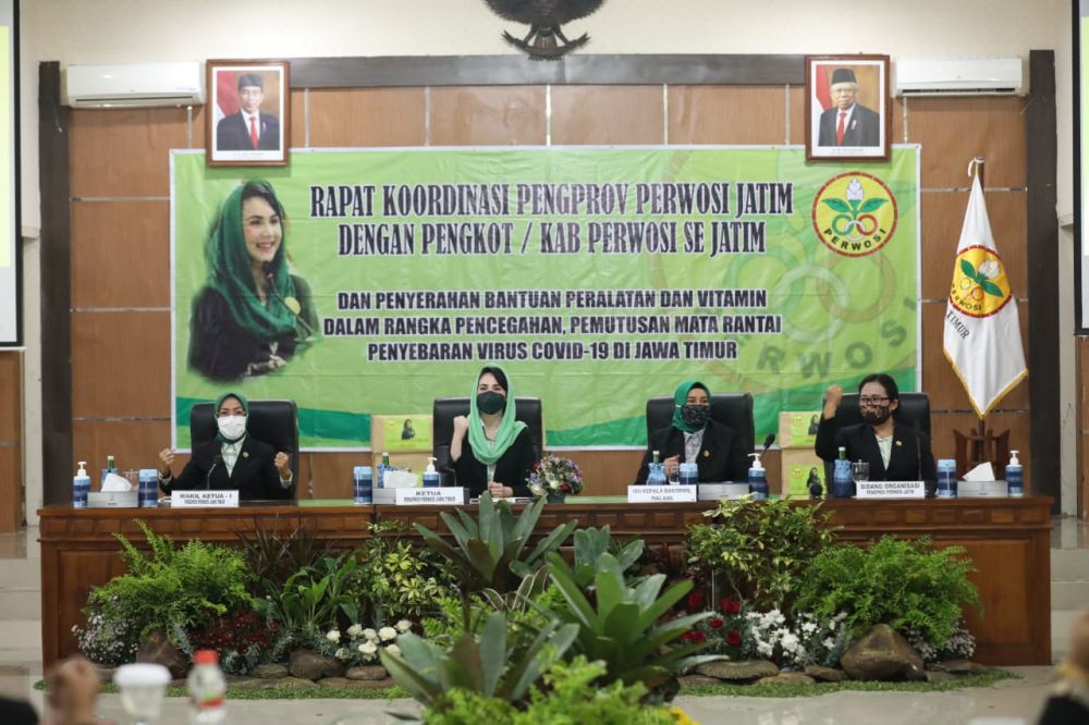 Ketua Pengprov Perwosi Jatim Arumi Bachsin Emil Dardak membuka Rakor Pengprov Perwosi Jatim bersama Pengkot/Pengkab Perwosi Malang Raya di Bakorwil Malang. Dalam acara tersebut, Ketua Pengprov Perwosi Jatim juga menyerahkan bantuan peralatan dan vitamin d