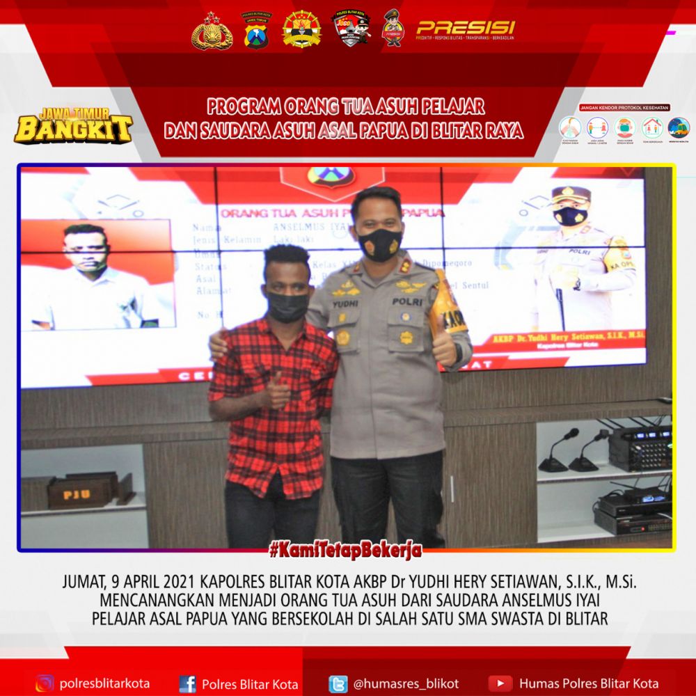 Kapolres Blitar Kota AKBP Yudhi Hery Setiawan bersama pelajar Papua