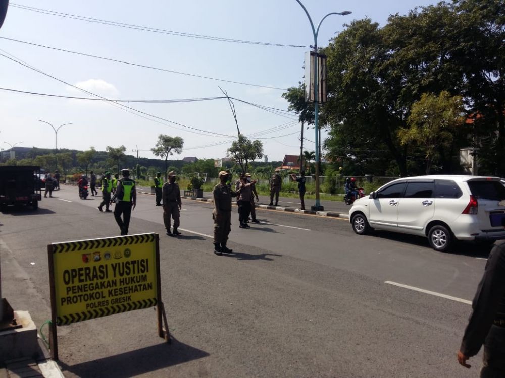Anggota Polres Gresik Gelar Ops Yustisi PPKM skala mikro untuk menekan angka penyebaran Covid-19
