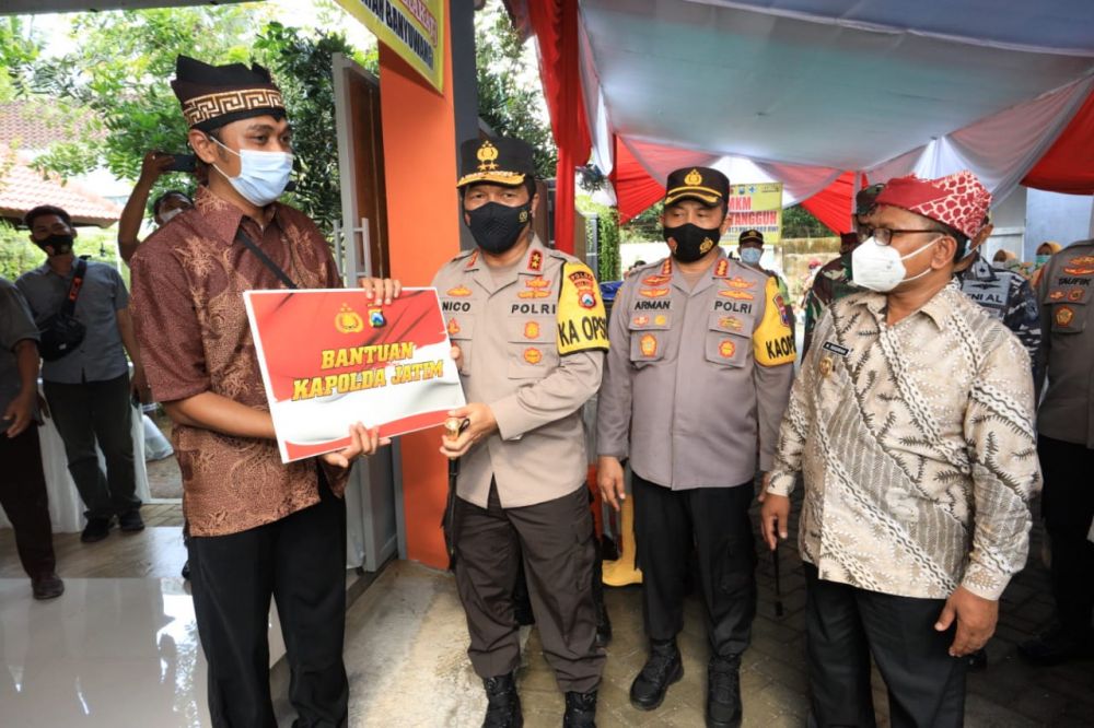 Kapolda Jatim Irjen Pol Dr Nico Afinta saat berikan bantuan pada masyarakat Banyuwangi secara simbolis