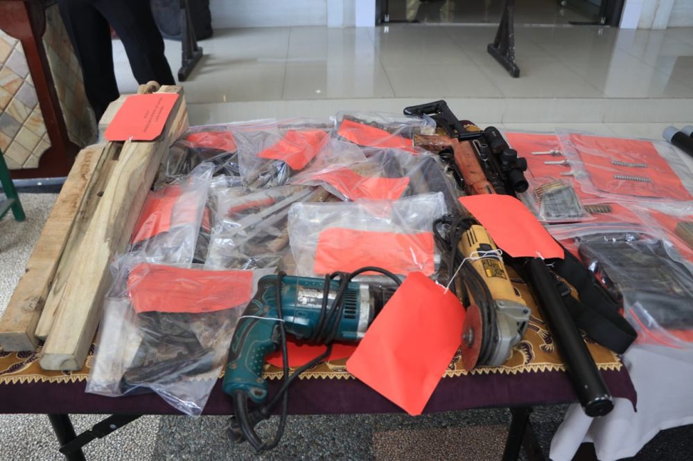 Barang bukti yang diamankan Polresta Banyuwangi beserta tersangka