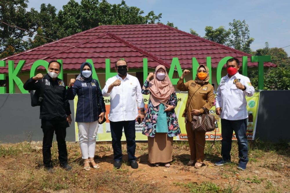 Ketua DPD RI bersama sejumlah senator tinjau sekolah Langit Biru yang didirikan sekolah dengan konsep alam ini didirikan senator Bengkulu Eni Khairani