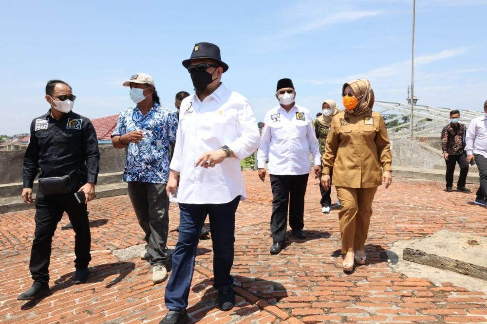 Ketua DPD RI bersama rombongan saat mengunjungi cagar budaya Fort Marlborough di Kota Bengkulu