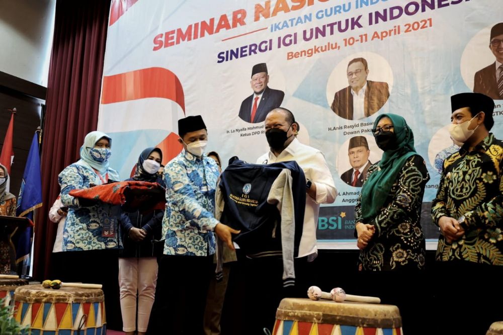 Ketua DPD RI AA LaNyalla Mahmud Mattalitti saat menunjukkan jaket IGI, Sinergi IGI untuk Indonesia