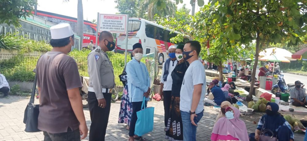 Anggota Polsek Kebomas Patroli Harkamtibmas dan ingatkan disiplin Prokes pada peziarah