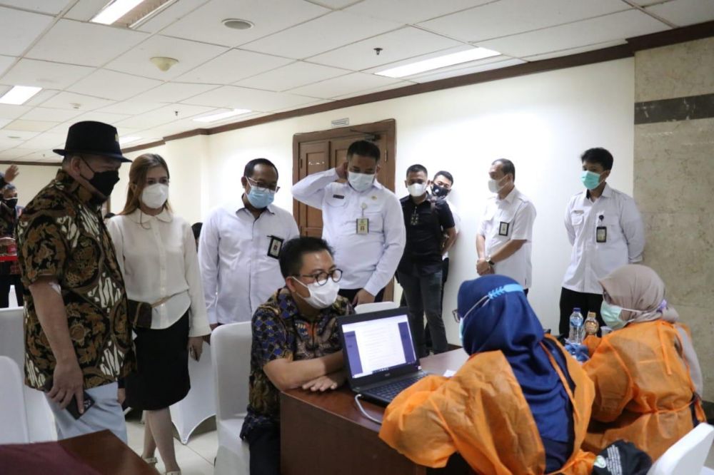 Ketua DPD RI saat meninjau Vaksin di klinik Pratama DPD RI bersama ketua Tim Vaksinasi dr Emirianti MARS dan sekretaris jenderal DPD RI Rahman Hadi