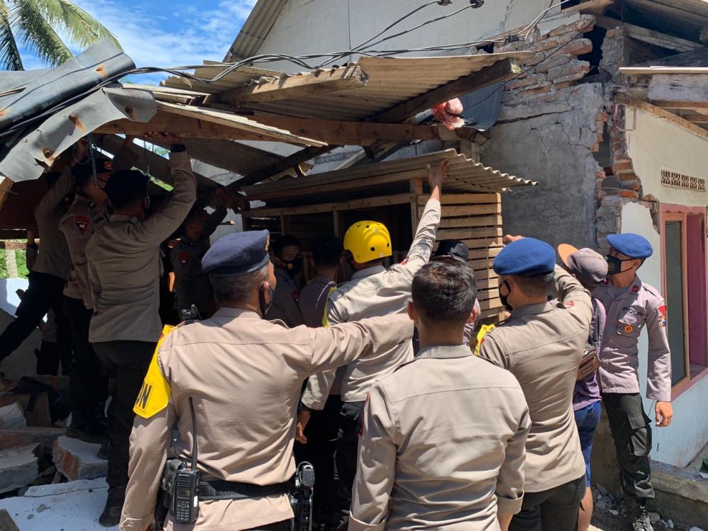 Anggota Brimob Polda Jatim bantu korban gempa di Lumajang