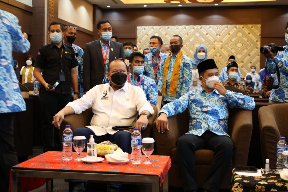Ketua DPD RI bersama ketua umum Ikatan Guru Indonesia Danang Hidayatullah