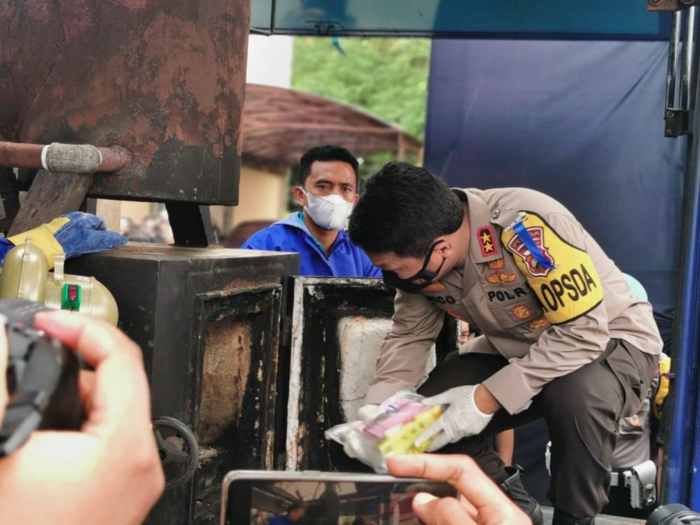 Kapolda Jatim Irjen Pol Dr Nico Afinta saat melempar barang bukti narkoba yang dimusnahkan