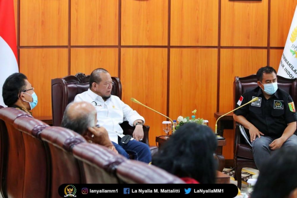Ketua DPD RI bersama Wakil Ketua Komite ll DPD RI Bustami Zainudin saat menerima audiensi DPP HIPMIKIMDO di komplek parlemen Senayan Jakarta