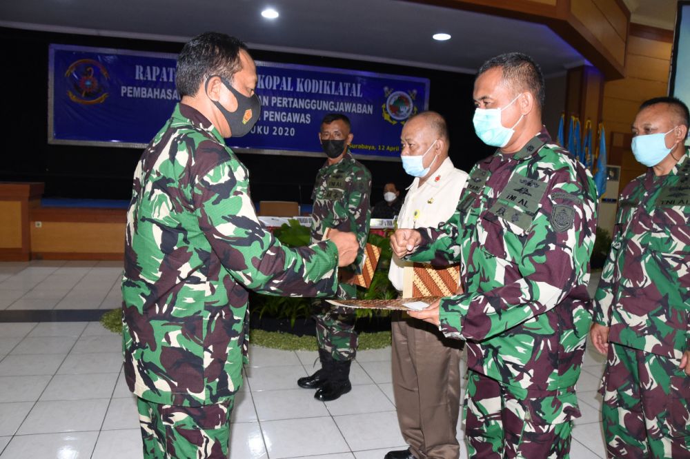 Dankodiklatal menyerahkan penghargaan pada Primkopal terbaik buku tahun 2020