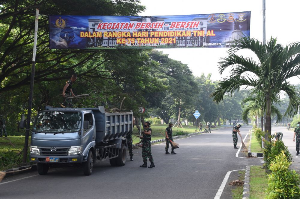 Hardikal ke-75 para prajurit, PNS dan Jalasenastri bersih-bersih di Kesatrian Bumimoro Surabaya