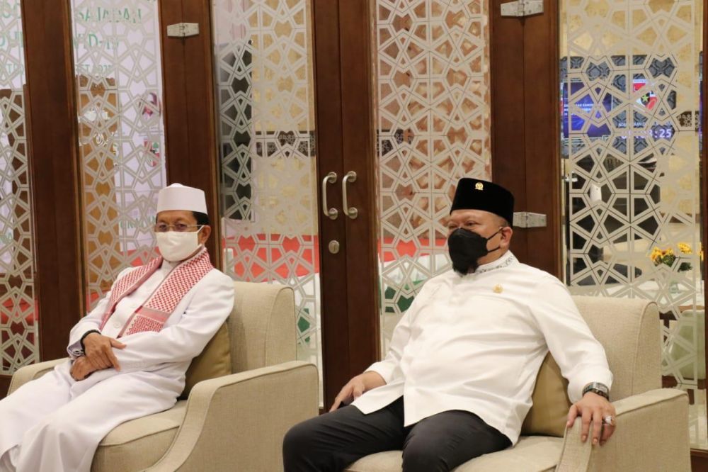 Ketua DPD RI saat berbincang dengan Imam Besar Istiqlal KH Nasaruddin Umar di kantor masjid Istiqlal Jakarta