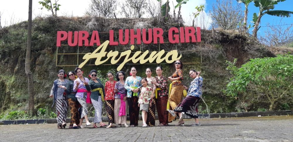 Para perempuan bersanggul bertamasya dengan menggunakan kebaya