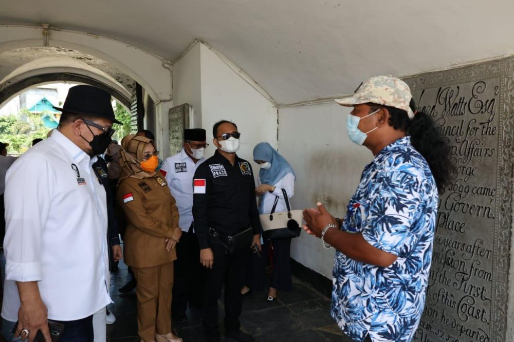 Seorang pemandu wisata sedang menjelaskan pada ketua DPD RI dan rombongan tentang situs cagar budaya Fort Marlborough di Bengkulu