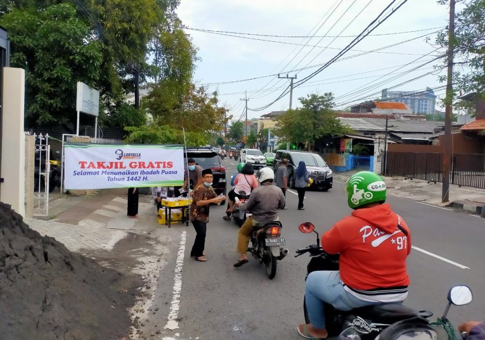 LaNyalla Academia hari pertama berbagi takjil jelang buka puasa