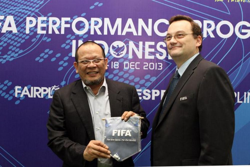 LaNyalla saat menjabat ketua Badan Tim Nasional PSSI menerima tanda selamat dari FIFA atas lulusnya PSSI dalam FIFA Performance Program