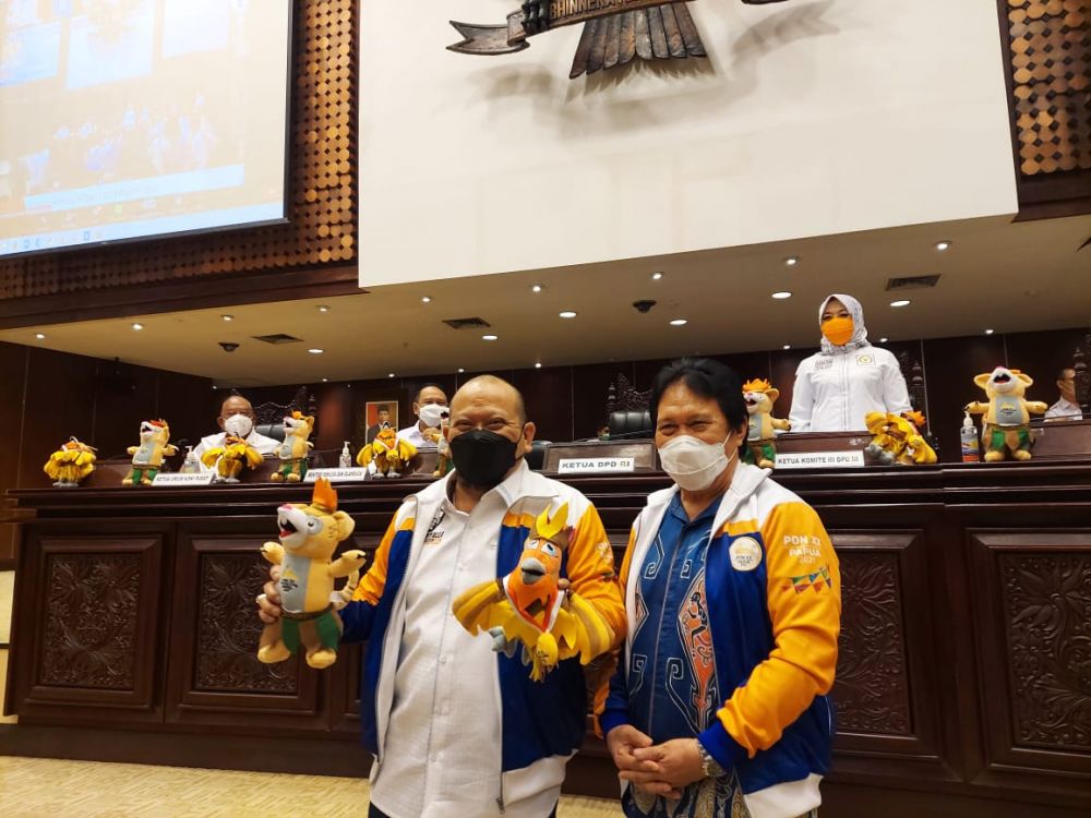 Ketua DPD RI mendapat merchandise PON XX Papua dari ketua PB PON Papua