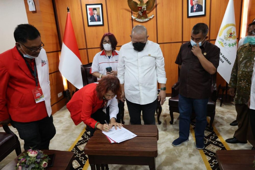 Ketua DPD RI AA LaNyalla Mahmud Mattalitti saat bersama 3 relawan Jokowi