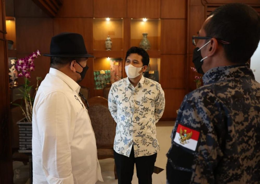 Ketua DPD RI AA LaNyalla Mahmud Mattalitti saat tiba di bandara Juanda dan di sambut Wagub Jatim Emil Elestianto Dardak saat kunker di Surabaya