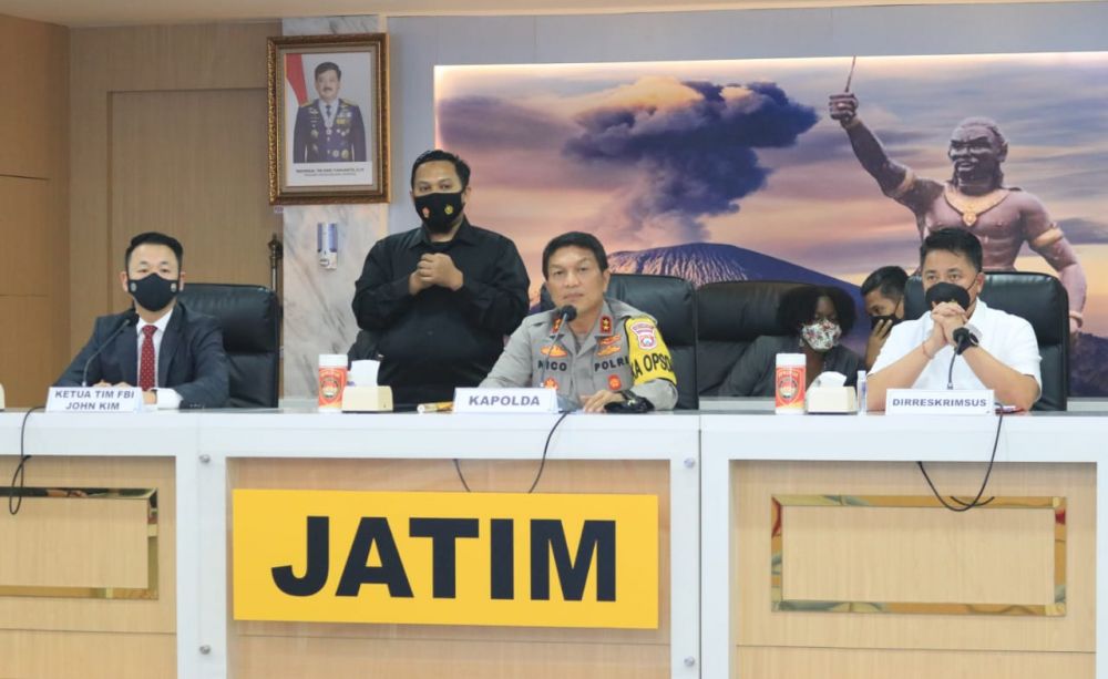 Kapolda Jatim Irjen Pol Dr Nico Afinta saat presscon ungkap kasus scampage /website palsu