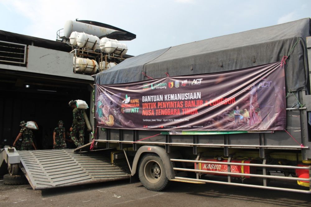 Truk bermuatan logistik mengantri mengantar bantuan ke kapal kemanusiaan KRI Tanjung Kambani di Pelabuhan Tanjung Perak Surabaya 